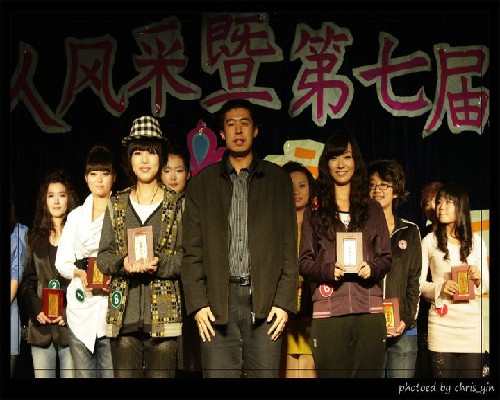 张博老师为获奖选手颁奖